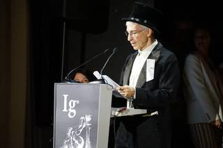 Шнобелевские лауреаты:  молоко тараканов, идеальный писсуар и научное определение поцелуя