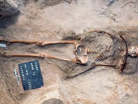 Археологи нашли в Польше могилу «вампирки» — женщины, похороненной с серпом у горла