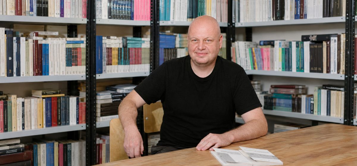 «Нужно расколдовать мантры волхвов XX века»: интервью с издателем Ad Marginem Михаилом Котоминым
