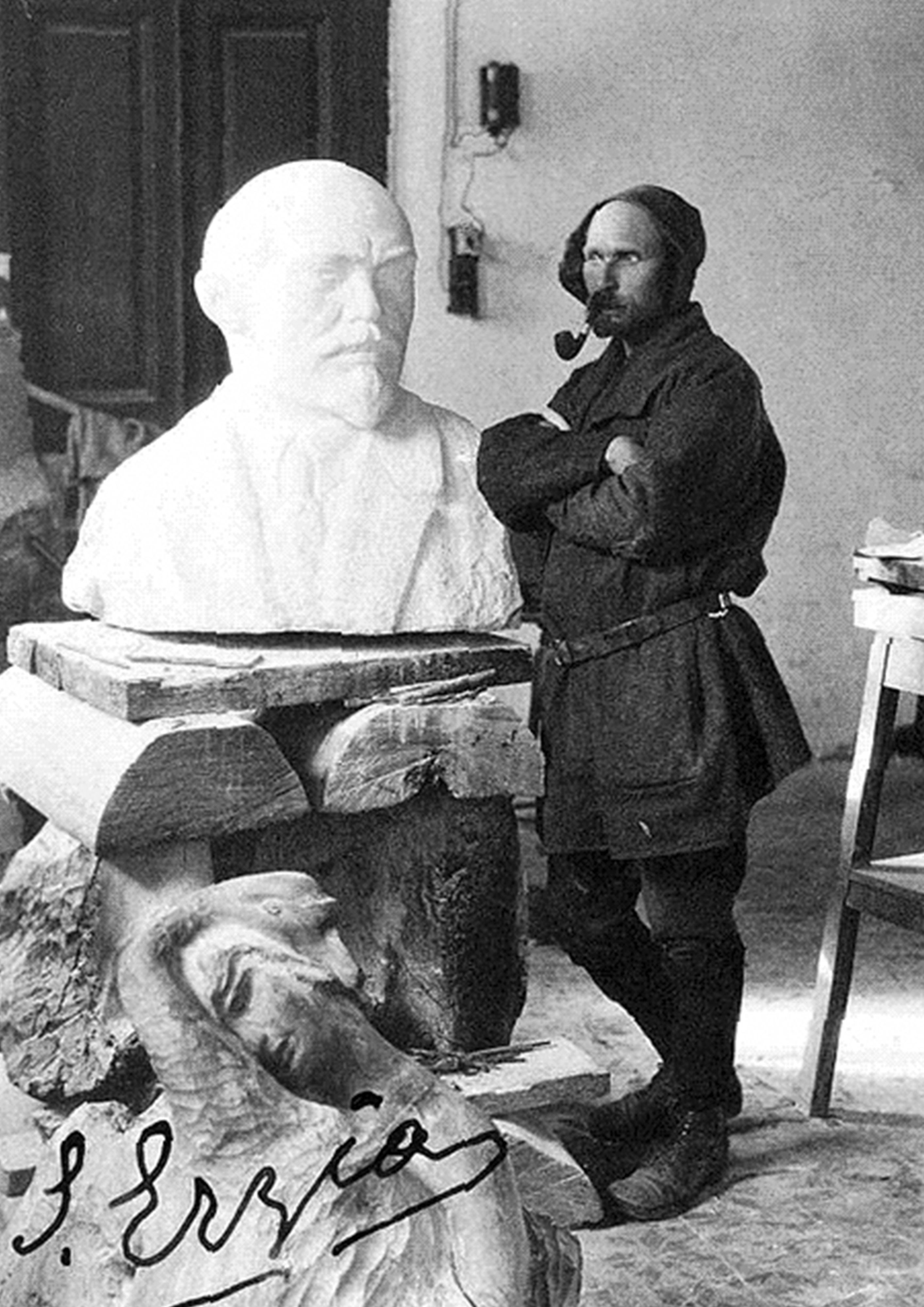 Степан Эрьзя в мастерской. Батуми, 1922