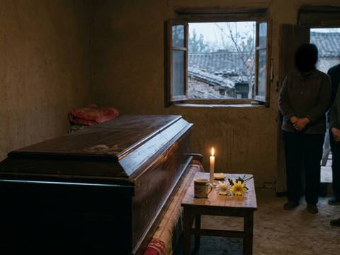 Пожилой китаянке удалось умереть дважды, и в первый раз она попросила невестку открыть гроб