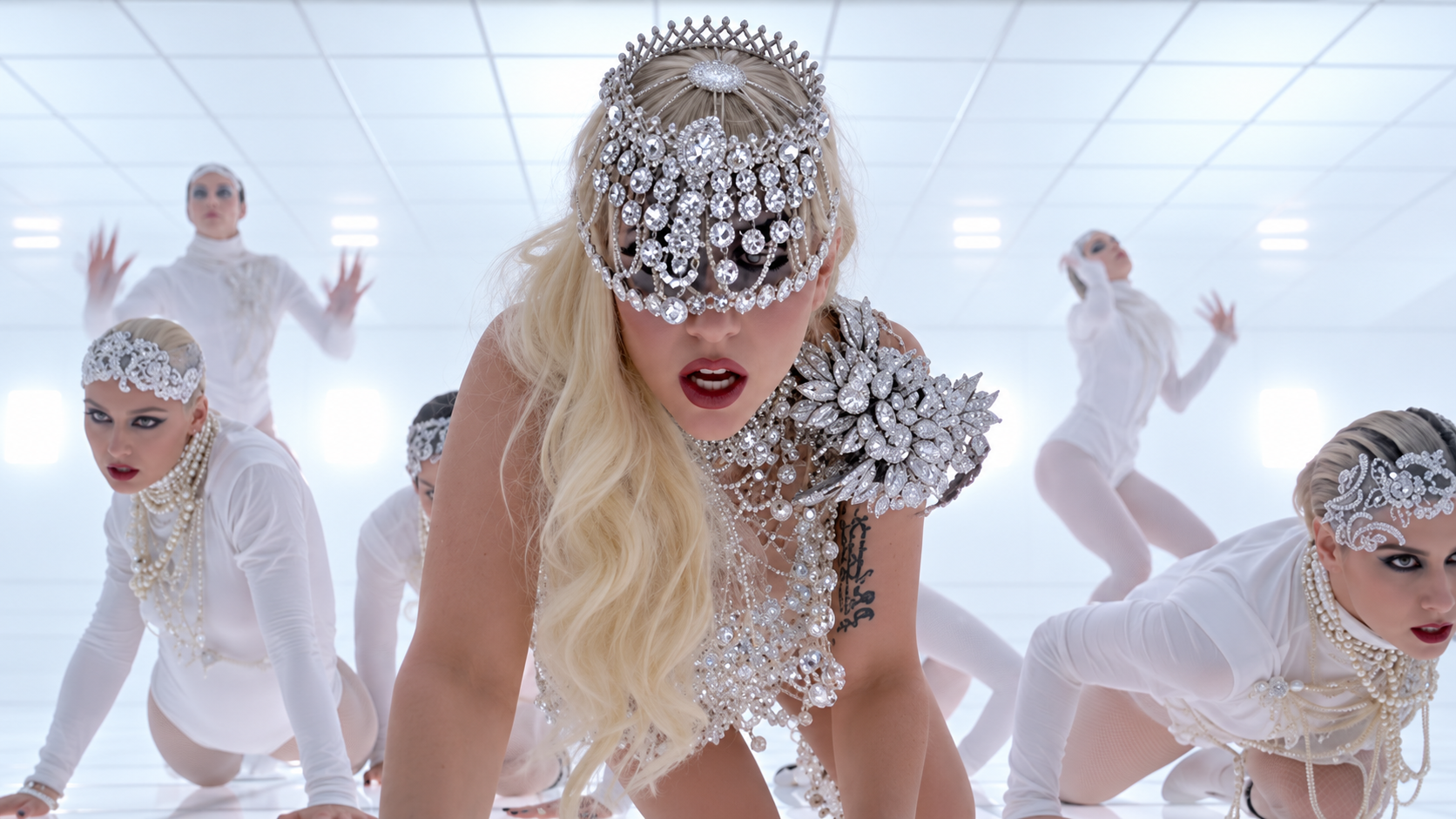 Кадр из клипа Lady Gaga — «Bad Romance», 2009. Реж. Фрэнсис Лоуренс / Interscope Records