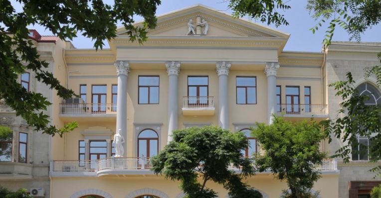 Скульптуры авторства Степана Эрьзи на фасаде Союза композиторов Азербайджана / Фото: сайт Союза композиторов Азербайджана azcomposersunion.com.az
