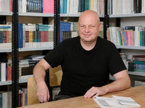 «Нужно расколдовать мантры волхвов XX века»: интервью с издателем Ad Marginem Михаилом Котоминым