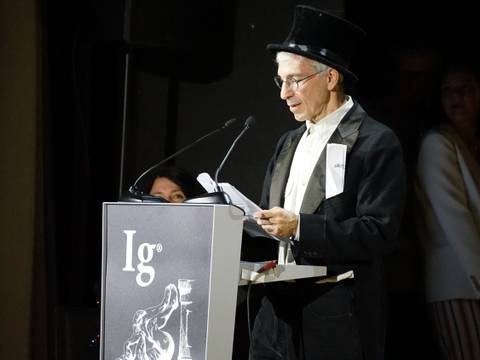 Шнобелевские лауреаты:  молоко тараканов, идеальный писсуар и научное определение поцелуя